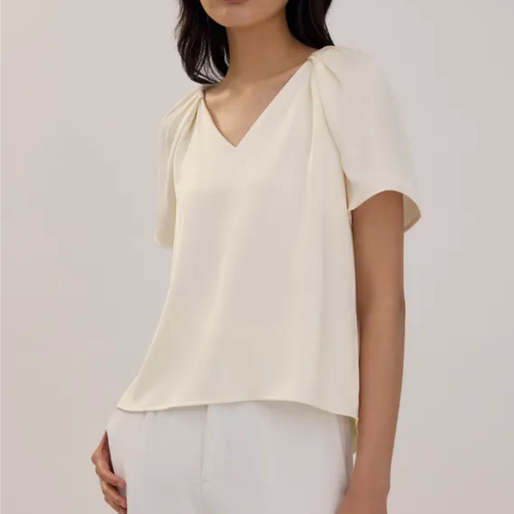 Banana Republic Elegant Cream V-Neck Women's Top